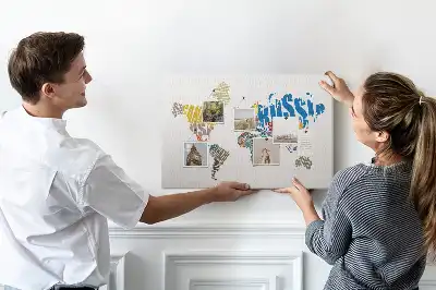 Korková nástěnka s nápisy ve tvaru mapy