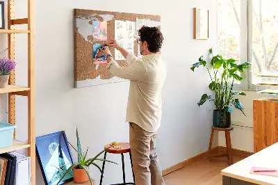 Korková nástěnka s přírodním motivem mapy