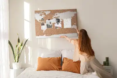Korková nástěnka s přírodním motivem mapy