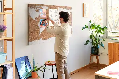 Korková nástěnka s přírodním motivem mapy