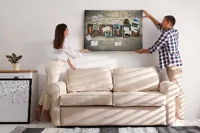 Korková nástěnka s rodinným citátem na zeď