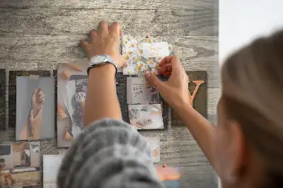 Korková nástěnka s rodinným citátem na zeď