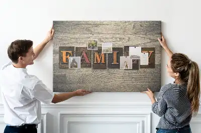 Korková nástěnka s rodinným citátem na zeď