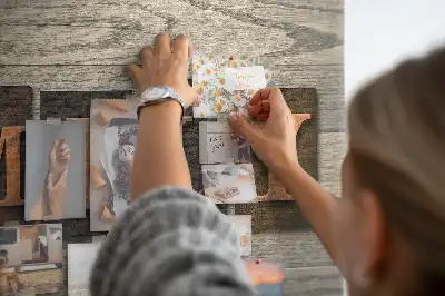 Korková nástěnka s rodinným citátem na zeď