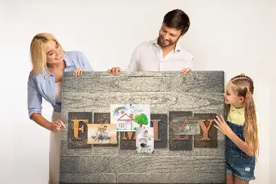 Korková nástěnka s rodinným citátem na zeď