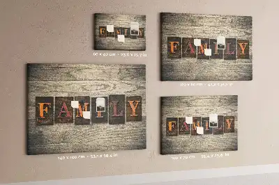 Korková nástěnka s rodinným citátem na zeď
