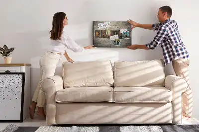 Korková nástěnka s rodinným citátem na zeď
