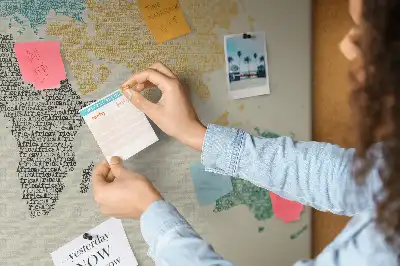Korková nástěnka Mapa světa z písmen