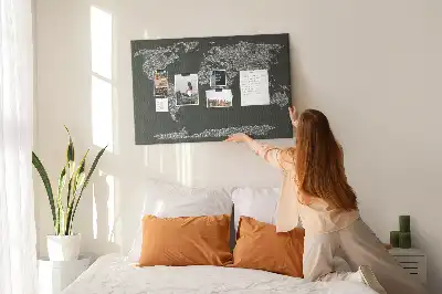 Korková tabule s názvy kontinentů