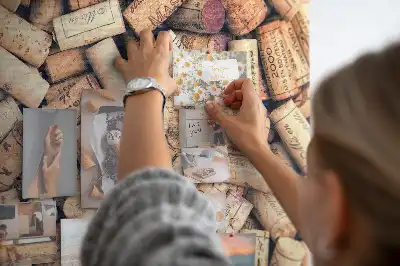 Korková nástěnka s motivem vinařských zátek