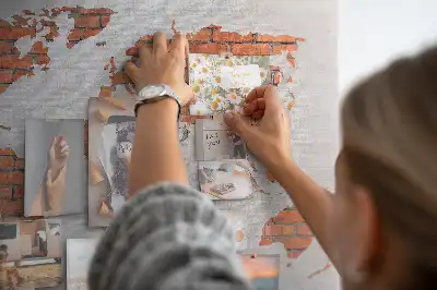 Korková nástěnka s motivem kontinentů na cihlovém pozadí