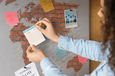 Korková nástěnka s motivem kontinentů na cihlovém pozadí