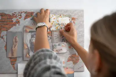 Korková nástěnka s motivem kontinentů na cihlovém pozadí