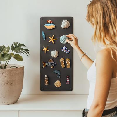 Plechová tabule na magnety o rozměrech 30 × 70 cm