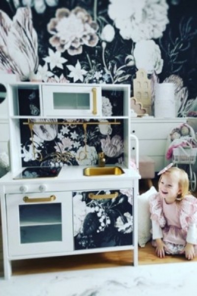 Jak rychle změnit vzhled starého nábytku IKEA pomocí samolepek?